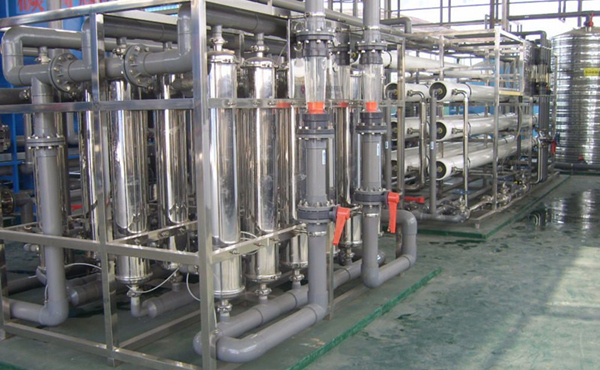       化工行業中的高純水主要應用於電池行溶劑用純水、化學分析、化工材料、產品清洗、物質的分離、濃縮、提純，廢物回收等場合的用水，對於水質要求相對來說不是太高，純水電導率從0.1uS/cm-20uS/cm就基本上能滿足要求。91看片在线观看公司可根據客戶對水質的具體要求，采用反滲透，離子交換，EDI等超純水生產工藝的不同組合，生產出即經濟實用，又
