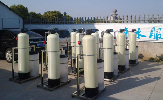 鍋爐軟化水設備分為時間控製型、流量控製型，連續供軟水係統型多種係列，有單閥單罐、單閥雙罐、雙閥雙罐並聯、大型多閥多罐串聯等多種組合形式，滿足用戶不同用水需求。